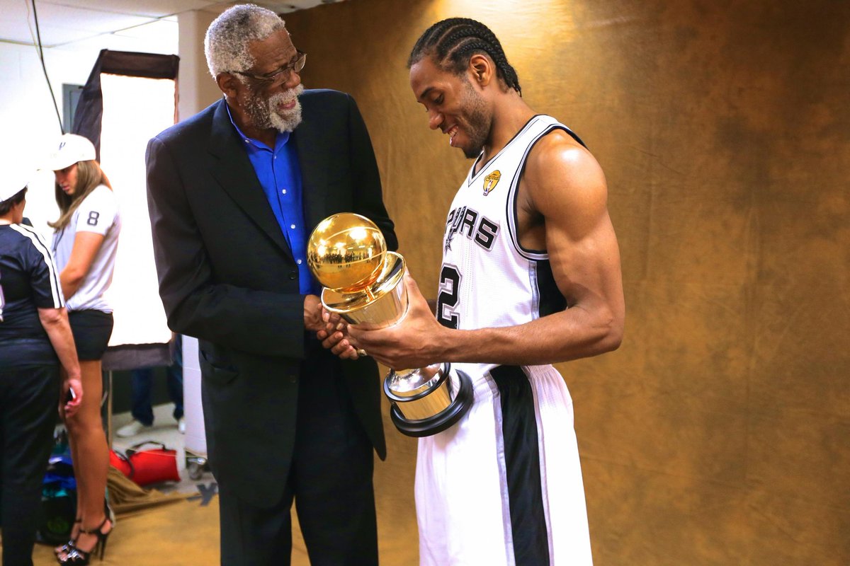 Kawhi recebendo premio MVP - Spurs